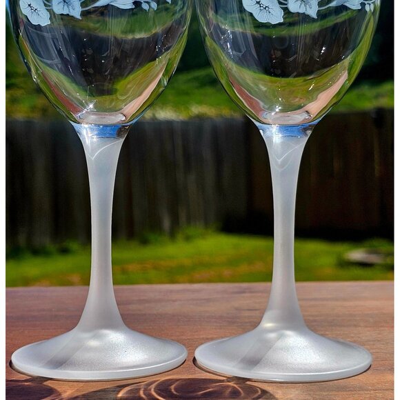 2 Avon Hummingbird Etched Wine Glasses 7.25" vtg satin stem crystal floral bird - Picture 3 of 6